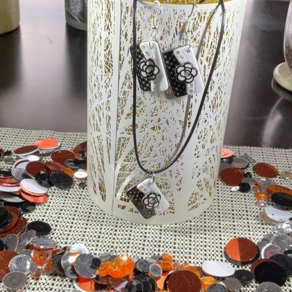 BLACK AND WHITE CAMILLA FLOWER SET OF EARRINGS AND NECKLACE - Picture 1 of 3